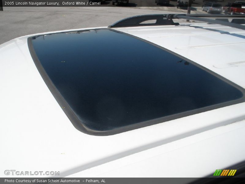 Oxford White / Camel 2005 Lincoln Navigator Luxury