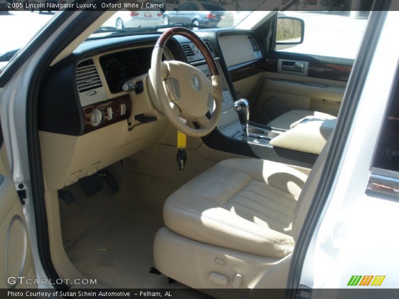 Oxford White / Camel 2005 Lincoln Navigator Luxury