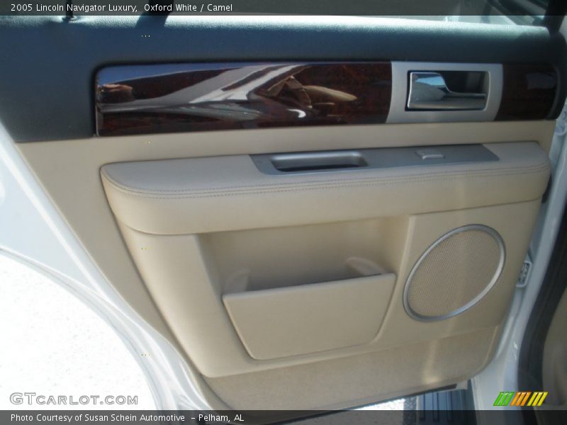 Oxford White / Camel 2005 Lincoln Navigator Luxury