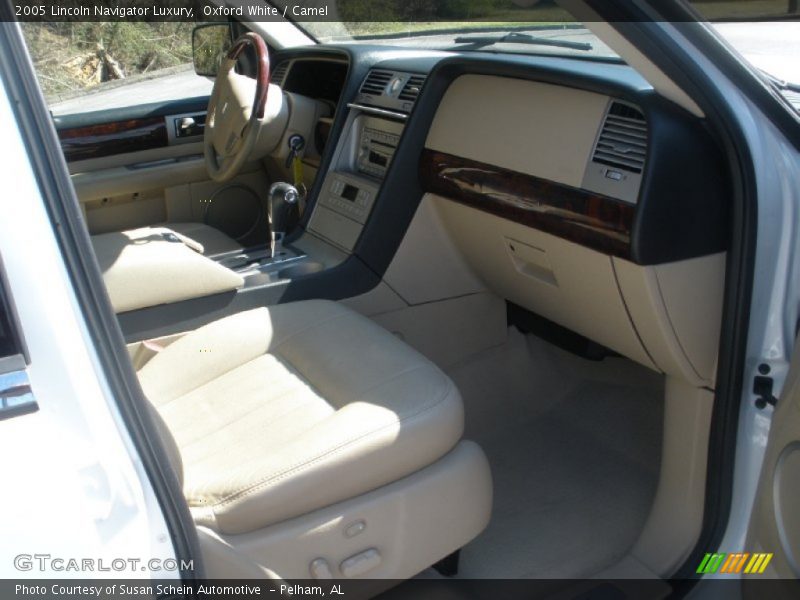 Oxford White / Camel 2005 Lincoln Navigator Luxury