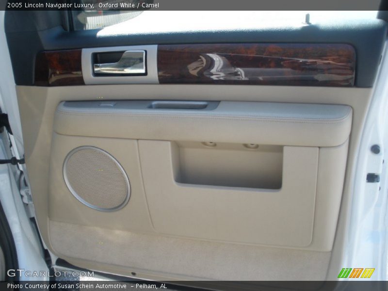 Oxford White / Camel 2005 Lincoln Navigator Luxury