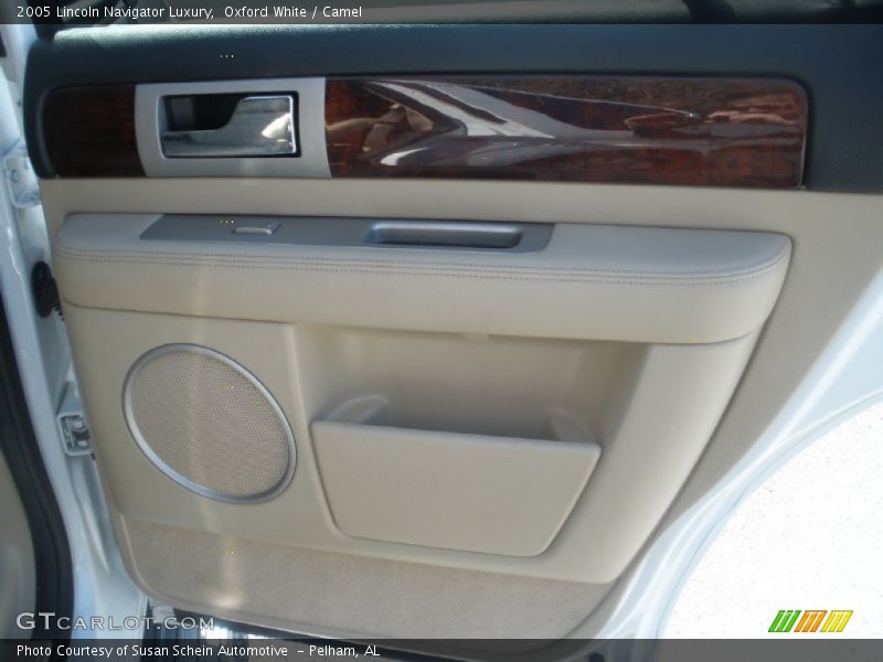 Oxford White / Camel 2005 Lincoln Navigator Luxury