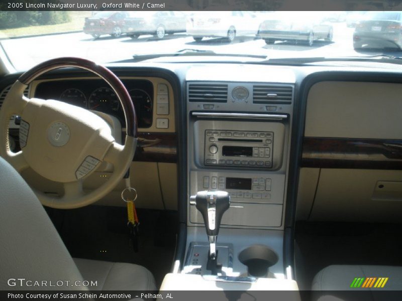 Oxford White / Camel 2005 Lincoln Navigator Luxury
