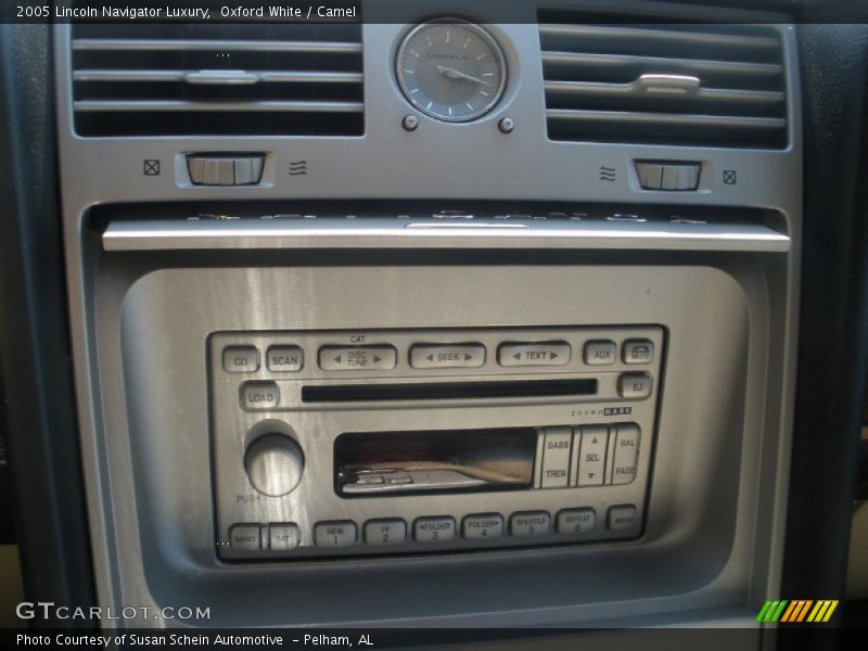 Oxford White / Camel 2005 Lincoln Navigator Luxury