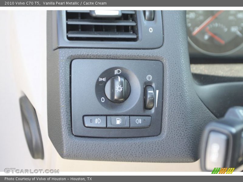 Vanilla Pearl Metallic / Cacite Cream 2010 Volvo C70 T5