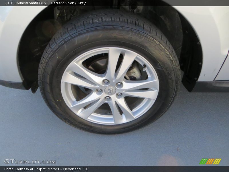 Radiant Silver / Gray 2010 Hyundai Santa Fe SE