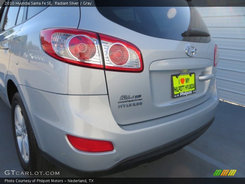 Radiant Silver / Gray 2010 Hyundai Santa Fe SE