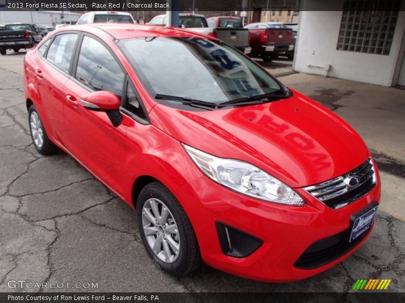Front 3/4 View of 2013 Fiesta SE Sedan