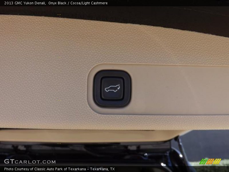 Onyx Black / Cocoa/Light Cashmere 2013 GMC Yukon Denali