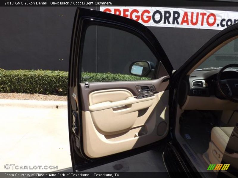 Onyx Black / Cocoa/Light Cashmere 2013 GMC Yukon Denali