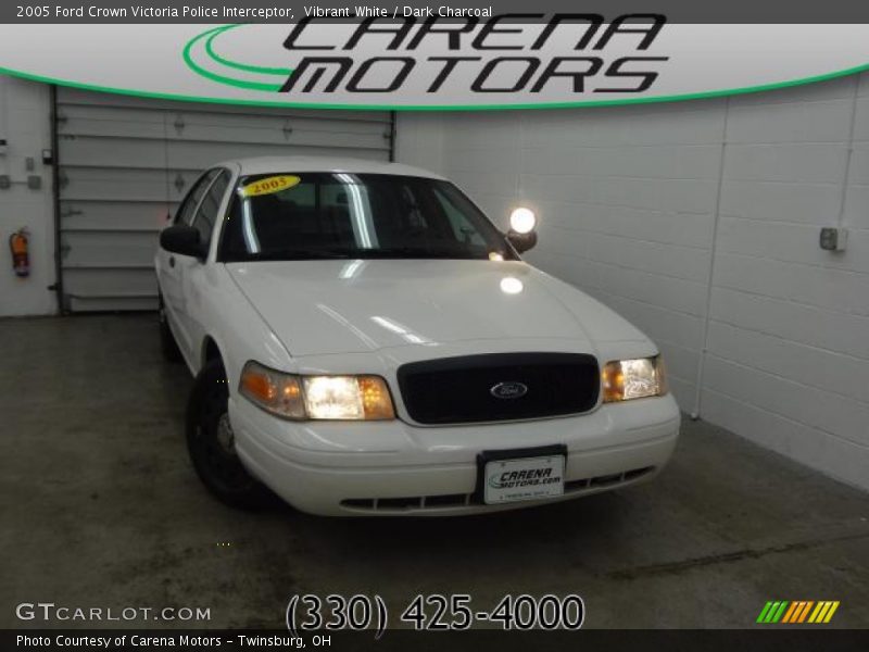 Vibrant White / Dark Charcoal 2005 Ford Crown Victoria Police Interceptor