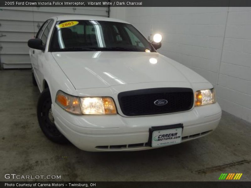 Vibrant White / Dark Charcoal 2005 Ford Crown Victoria Police Interceptor