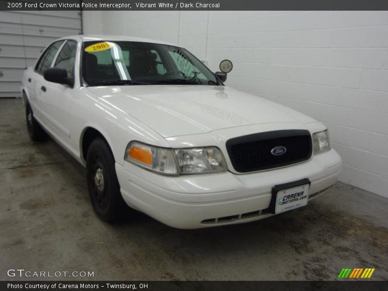 Vibrant White / Dark Charcoal 2005 Ford Crown Victoria Police Interceptor