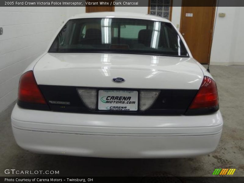 Vibrant White / Dark Charcoal 2005 Ford Crown Victoria Police Interceptor