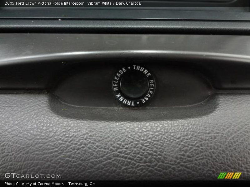 Vibrant White / Dark Charcoal 2005 Ford Crown Victoria Police Interceptor