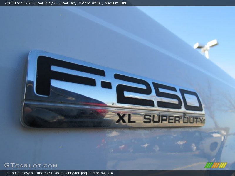 Oxford White / Medium Flint 2005 Ford F250 Super Duty XL SuperCab