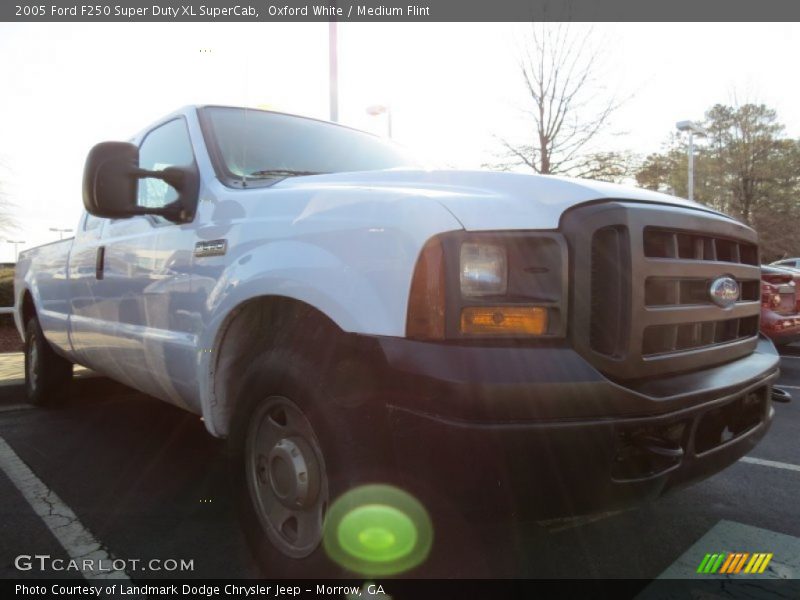 Oxford White / Medium Flint 2005 Ford F250 Super Duty XL SuperCab