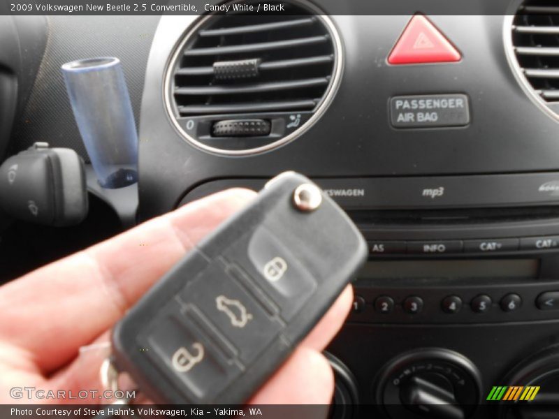 Candy White / Black 2009 Volkswagen New Beetle 2.5 Convertible