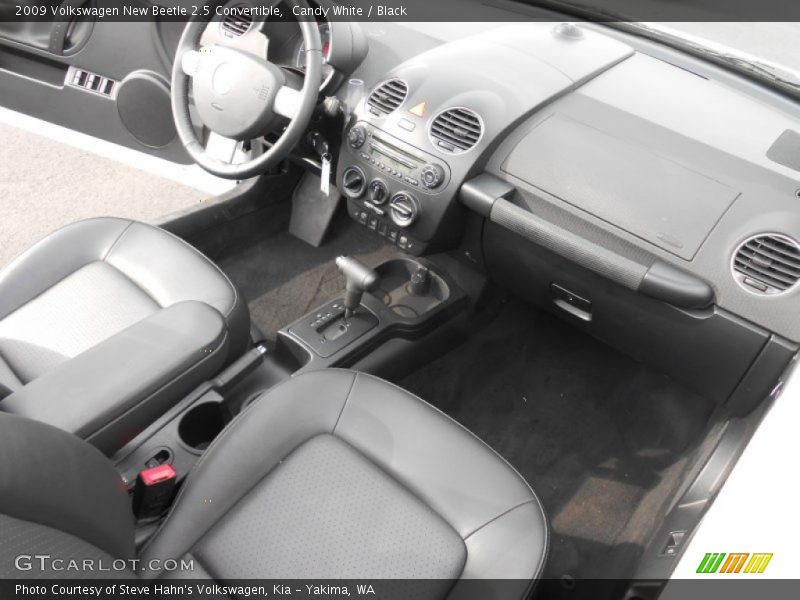 Dashboard of 2009 New Beetle 2.5 Convertible