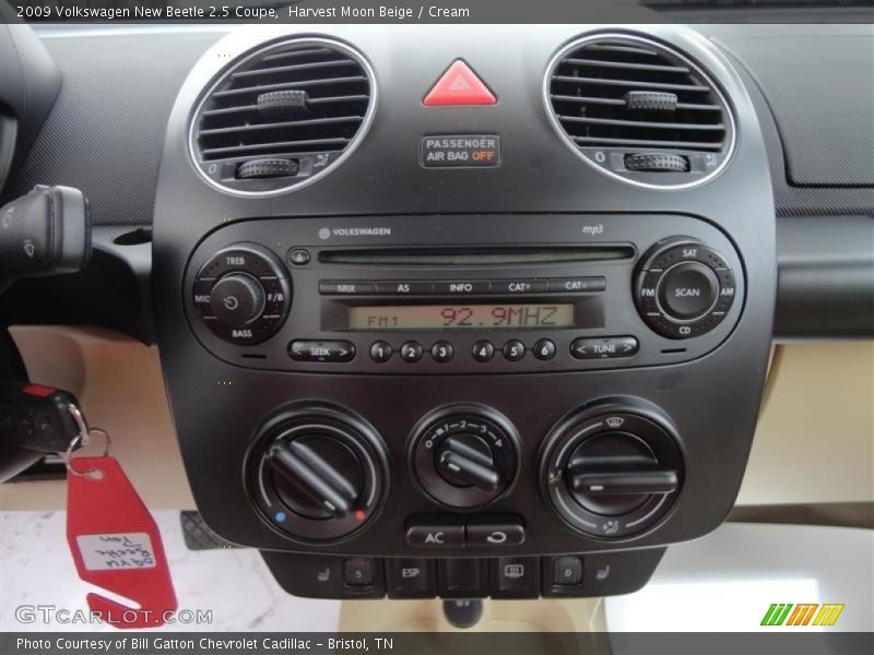 Harvest Moon Beige / Cream 2009 Volkswagen New Beetle 2.5 Coupe