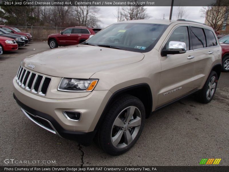 Front 3/4 View of 2014 Grand Cherokee Limited 4x4