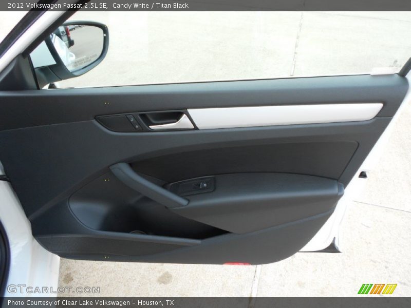 Candy White / Titan Black 2012 Volkswagen Passat 2.5L SE