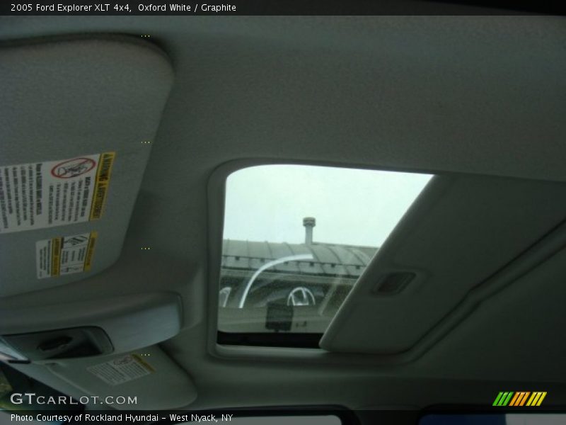 Oxford White / Graphite 2005 Ford Explorer XLT 4x4