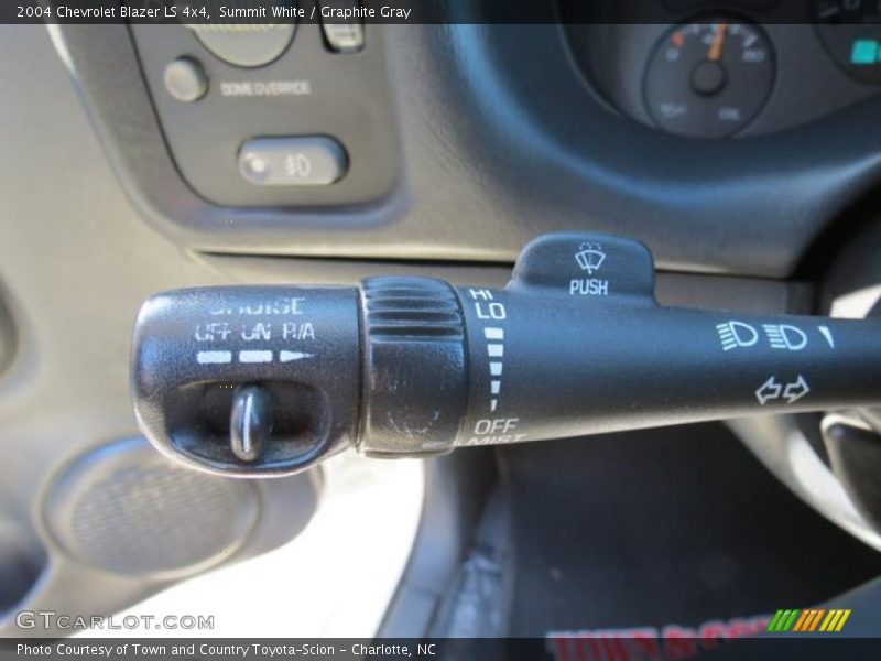 Summit White / Graphite Gray 2004 Chevrolet Blazer LS 4x4