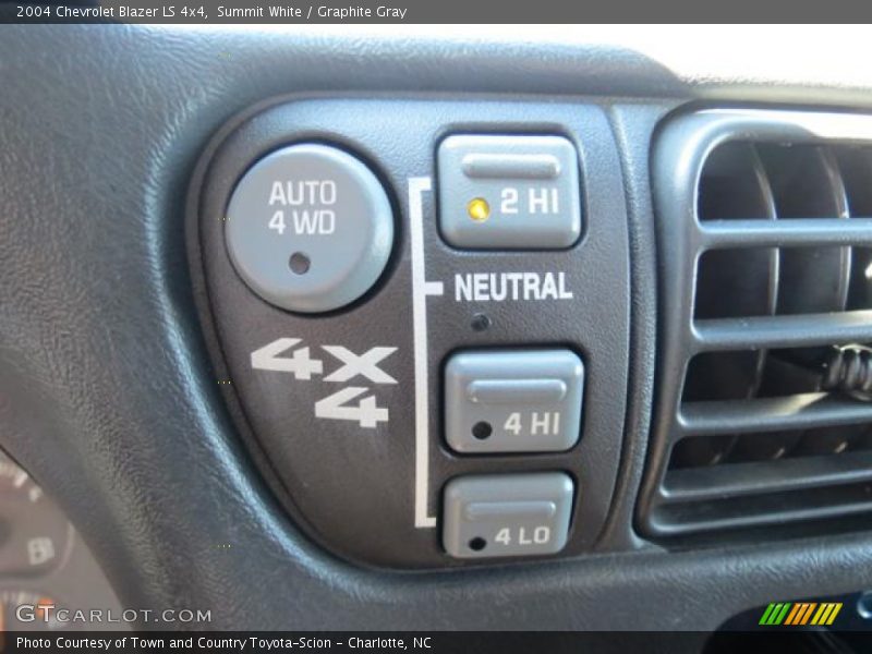 Summit White / Graphite Gray 2004 Chevrolet Blazer LS 4x4