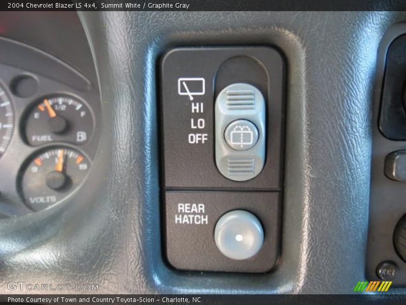 Summit White / Graphite Gray 2004 Chevrolet Blazer LS 4x4