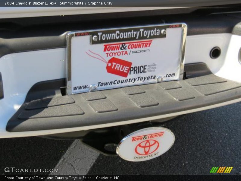 Summit White / Graphite Gray 2004 Chevrolet Blazer LS 4x4