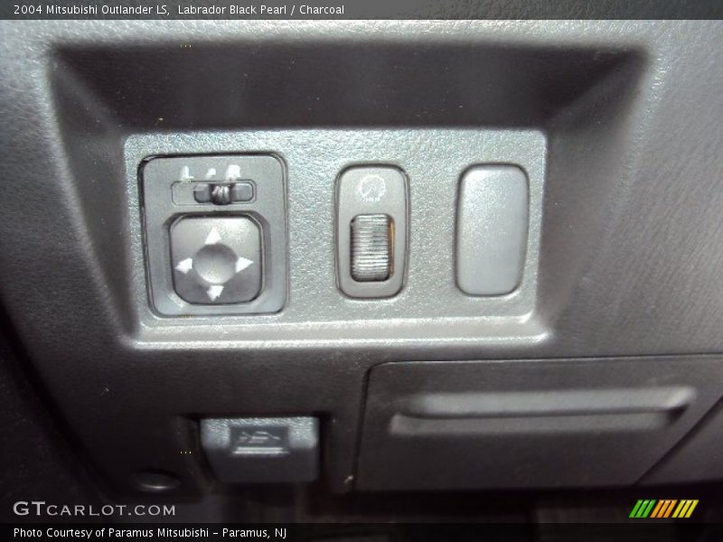 Labrador Black Pearl / Charcoal 2004 Mitsubishi Outlander LS