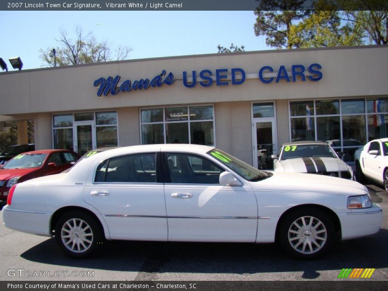 Vibrant White / Light Camel 2007 Lincoln Town Car Signature