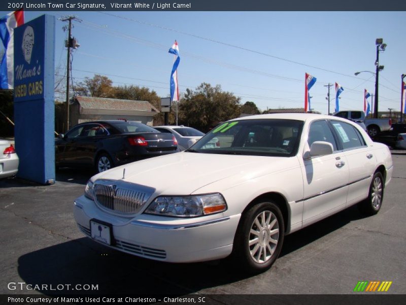 Vibrant White / Light Camel 2007 Lincoln Town Car Signature
