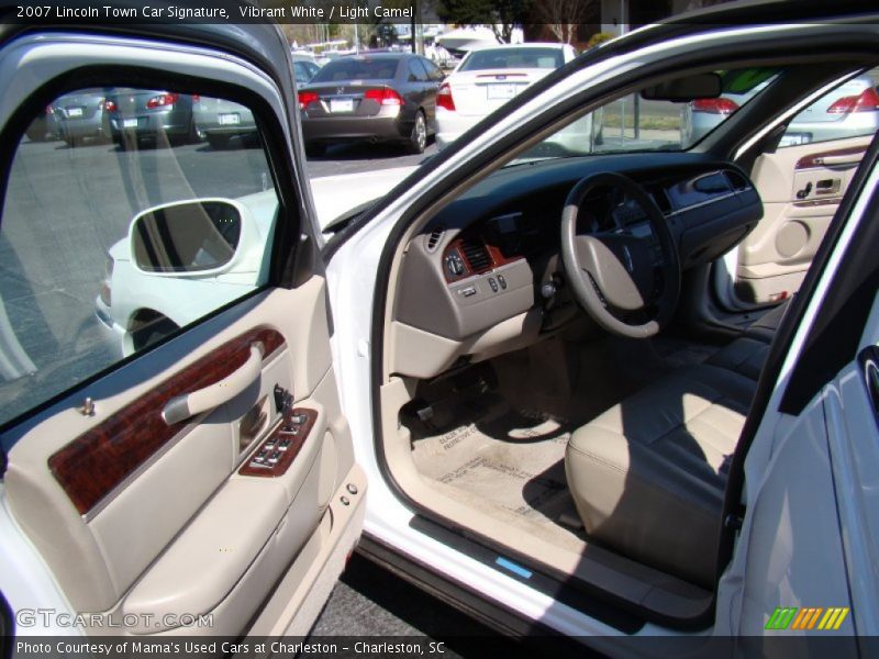 Vibrant White / Light Camel 2007 Lincoln Town Car Signature