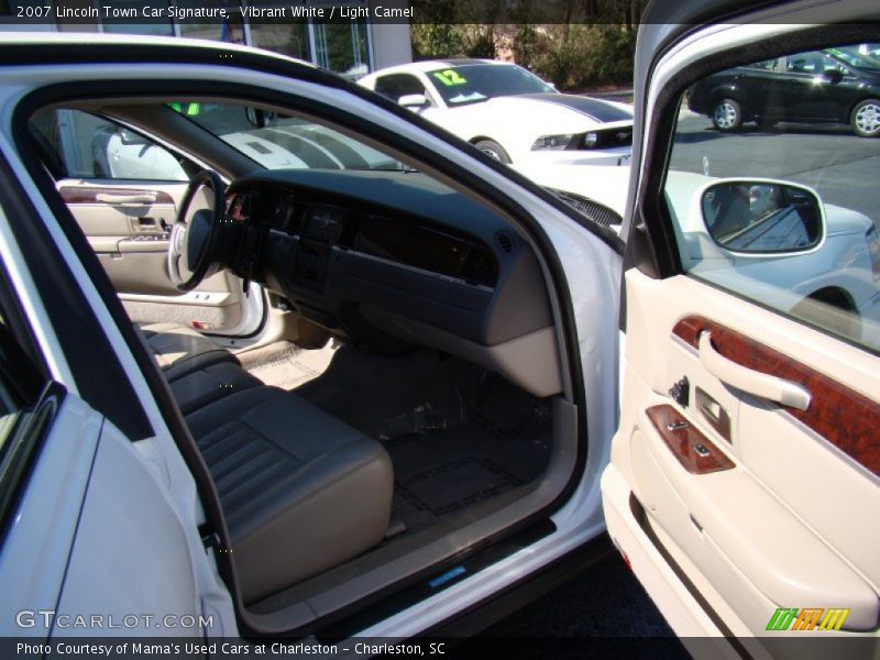Vibrant White / Light Camel 2007 Lincoln Town Car Signature