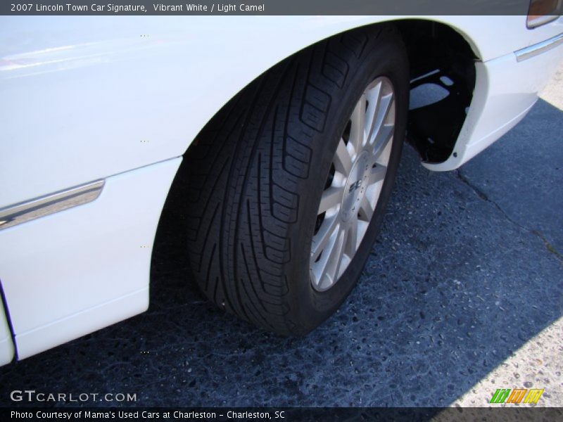 Vibrant White / Light Camel 2007 Lincoln Town Car Signature