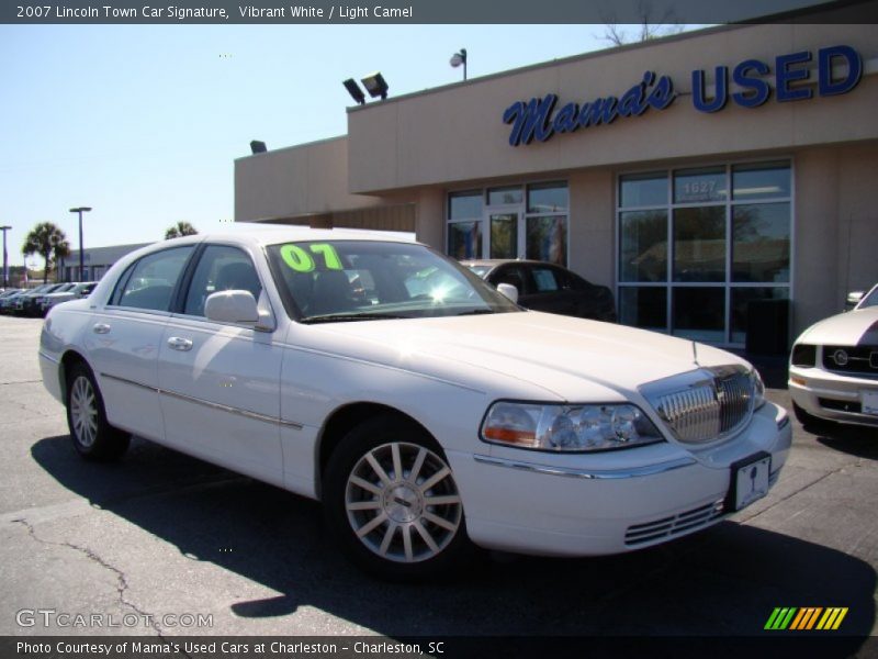 Vibrant White / Light Camel 2007 Lincoln Town Car Signature