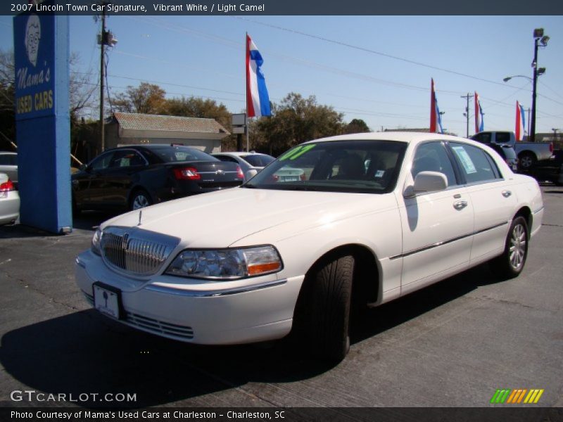 Vibrant White / Light Camel 2007 Lincoln Town Car Signature