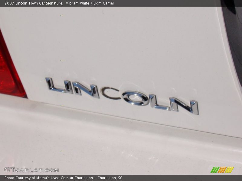 Vibrant White / Light Camel 2007 Lincoln Town Car Signature