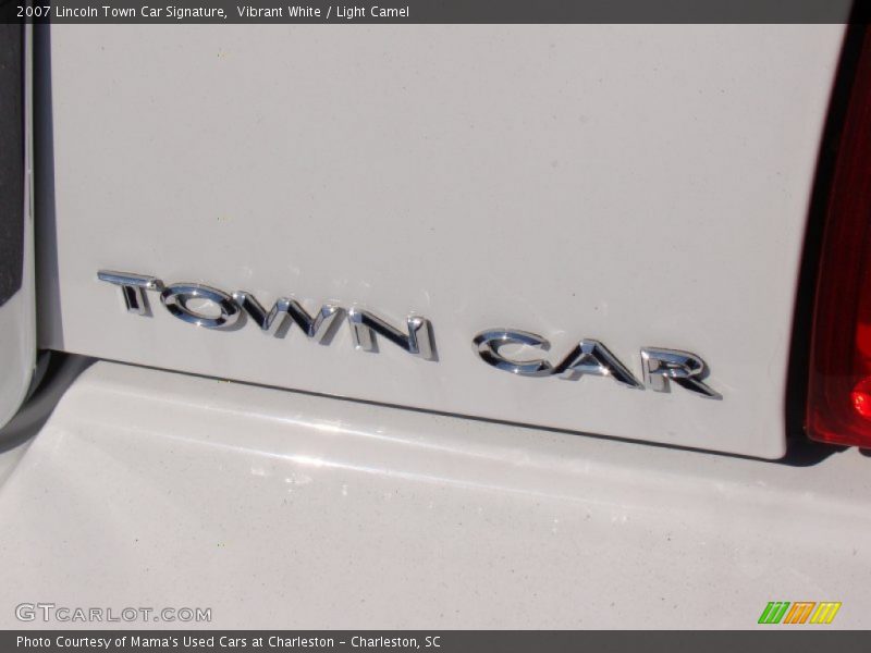 Vibrant White / Light Camel 2007 Lincoln Town Car Signature