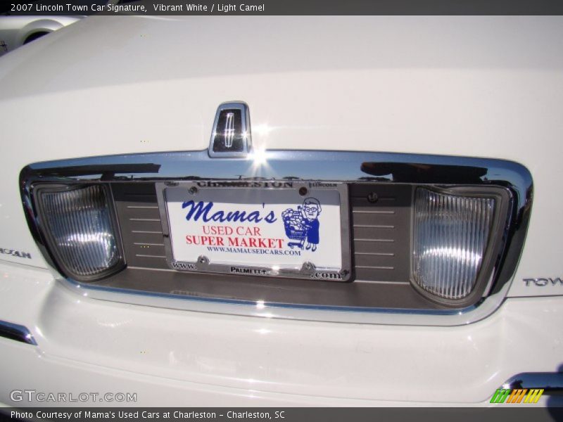 Vibrant White / Light Camel 2007 Lincoln Town Car Signature