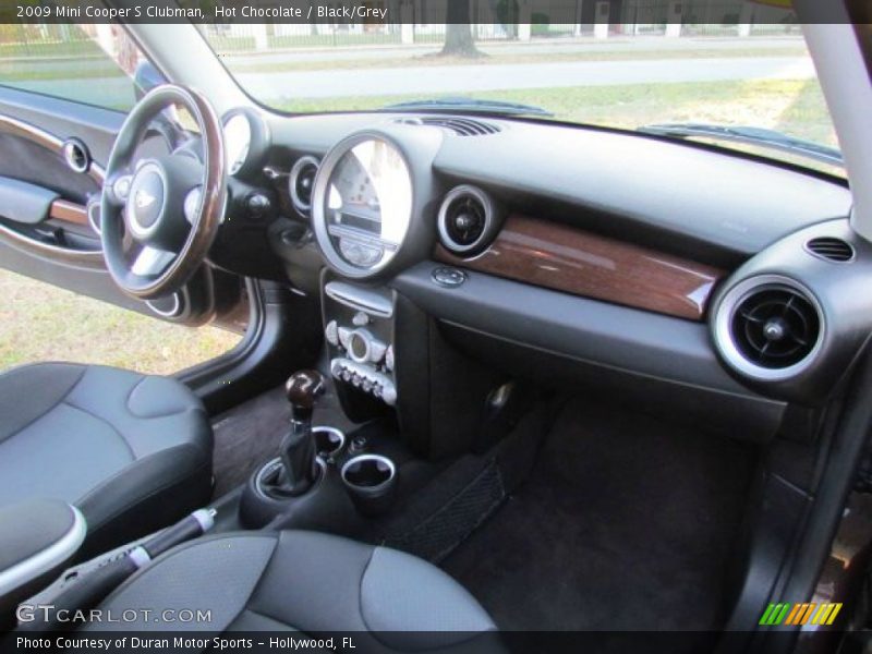 Dashboard of 2009 Cooper S Clubman