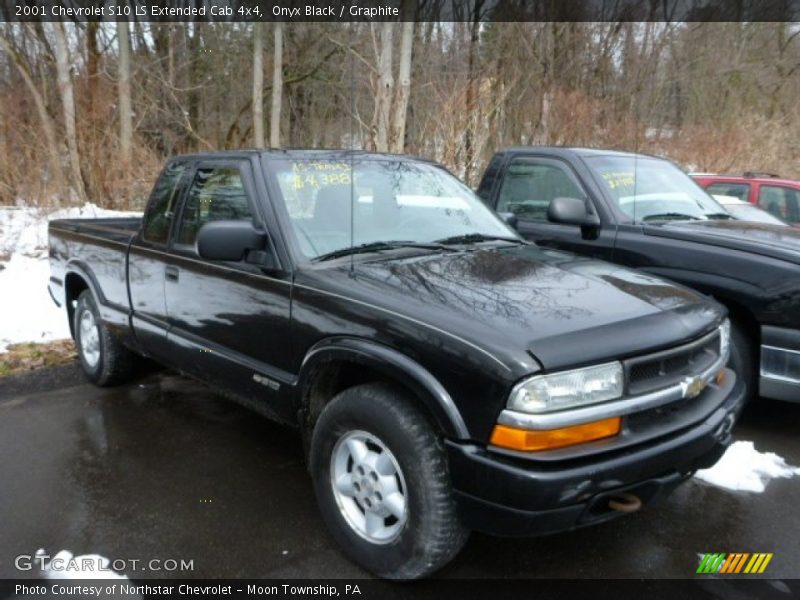 Front 3/4 View of 2001 S10 LS Extended Cab 4x4
