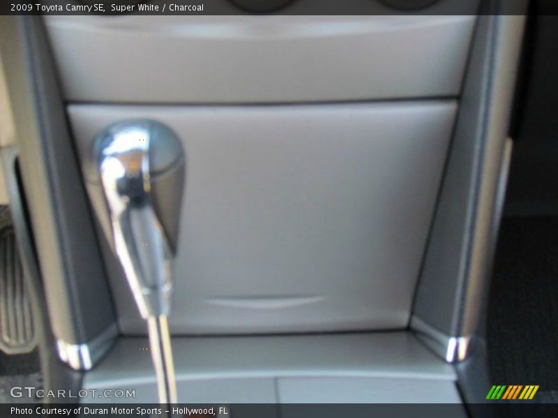 Super White / Charcoal 2009 Toyota Camry SE