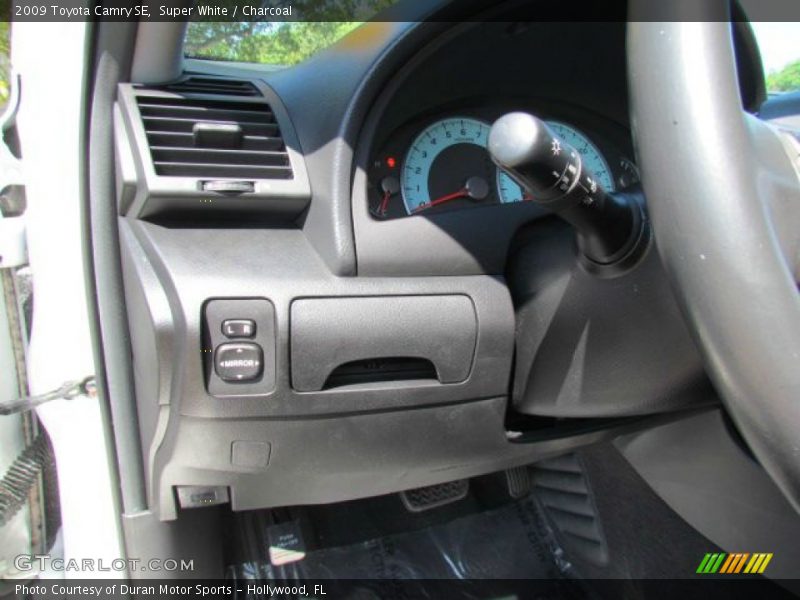 Super White / Charcoal 2009 Toyota Camry SE