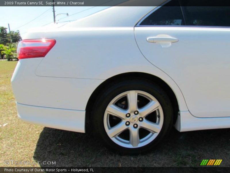 Super White / Charcoal 2009 Toyota Camry SE