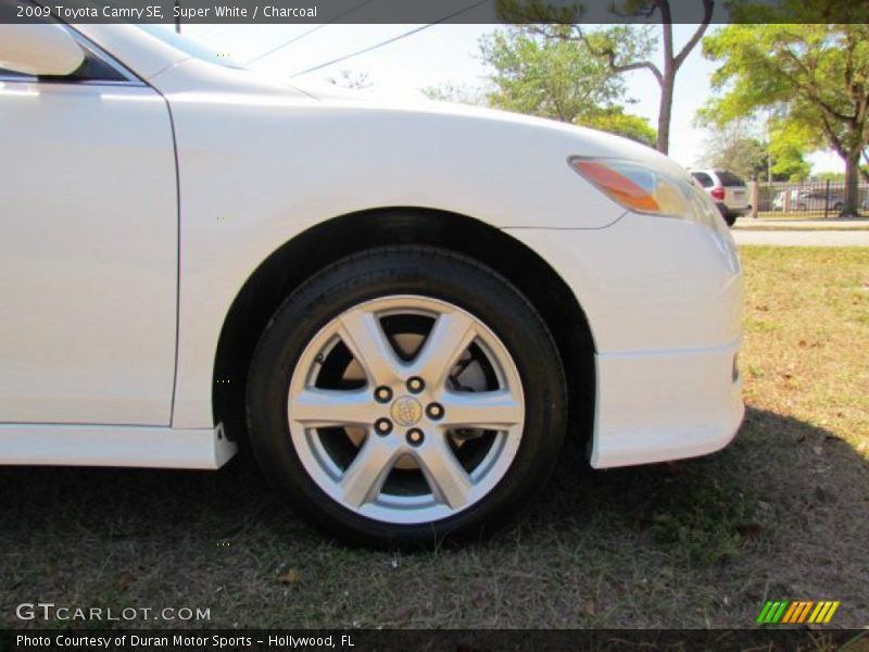 Super White / Charcoal 2009 Toyota Camry SE
