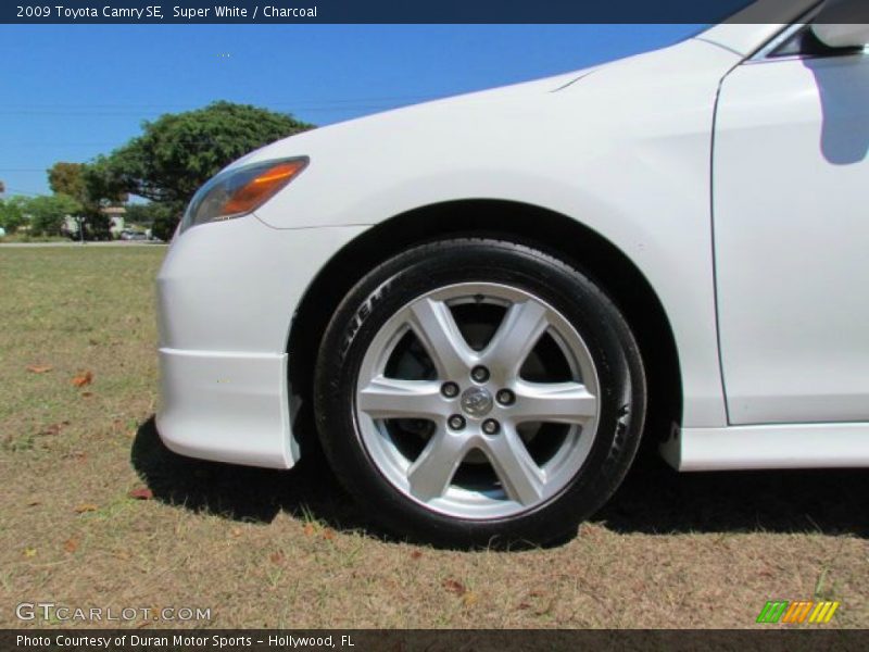Super White / Charcoal 2009 Toyota Camry SE