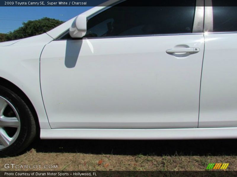 Super White / Charcoal 2009 Toyota Camry SE